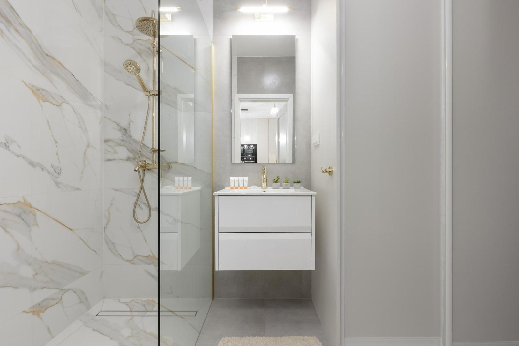 White & Gold Marble Fabryczna By Renters Apartment Lodz (Lodz)