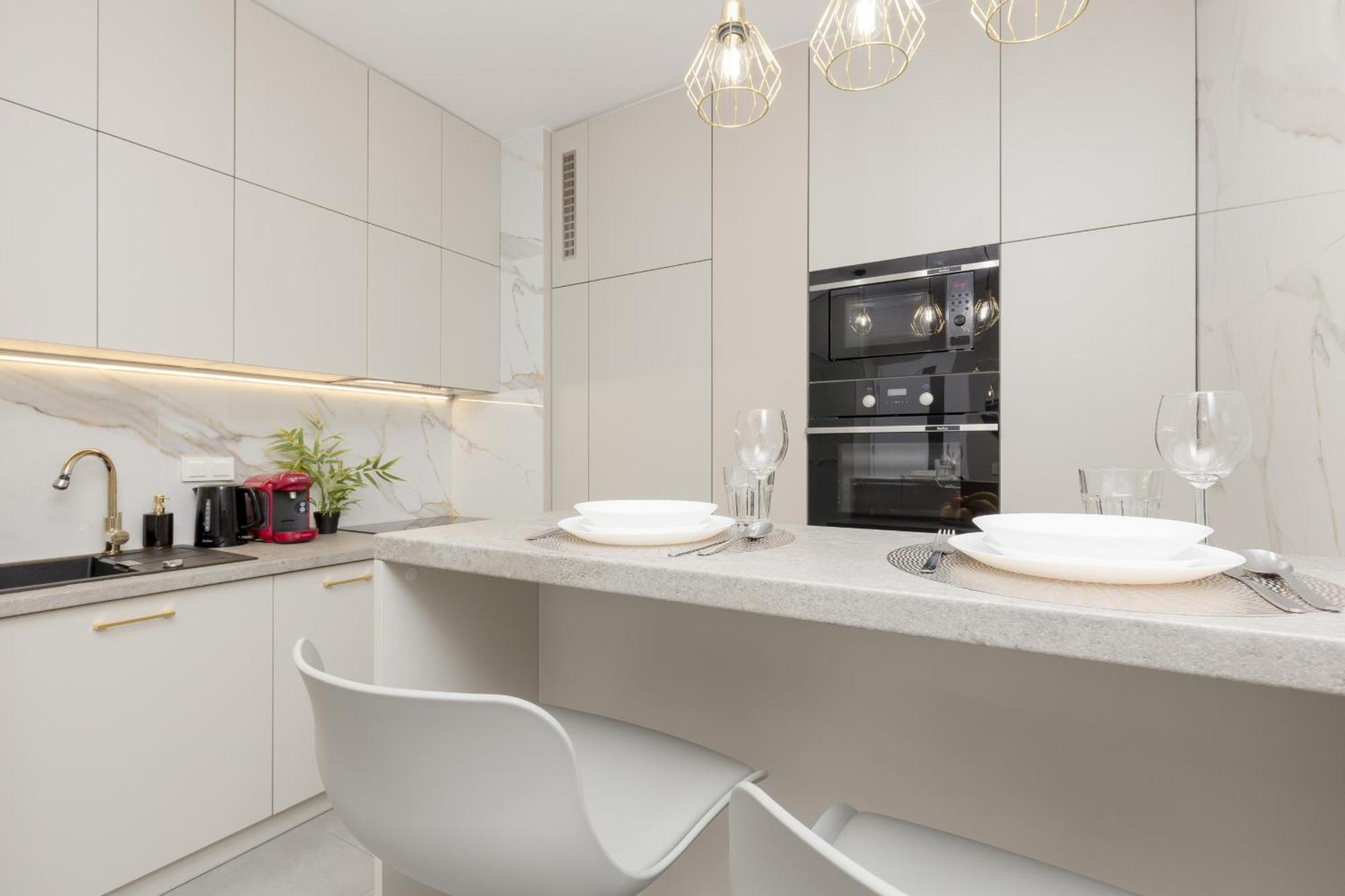 Apartment White & Gold Marble Fabryczna By Renters