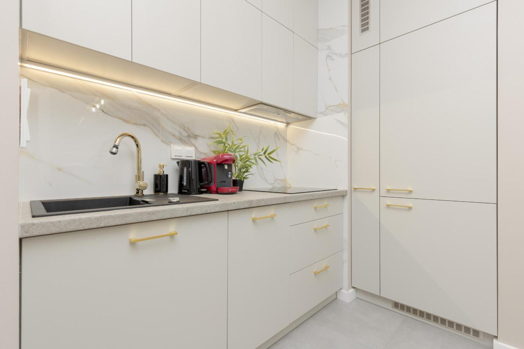 Apartment White & Gold Marble Fabryczna By Renters