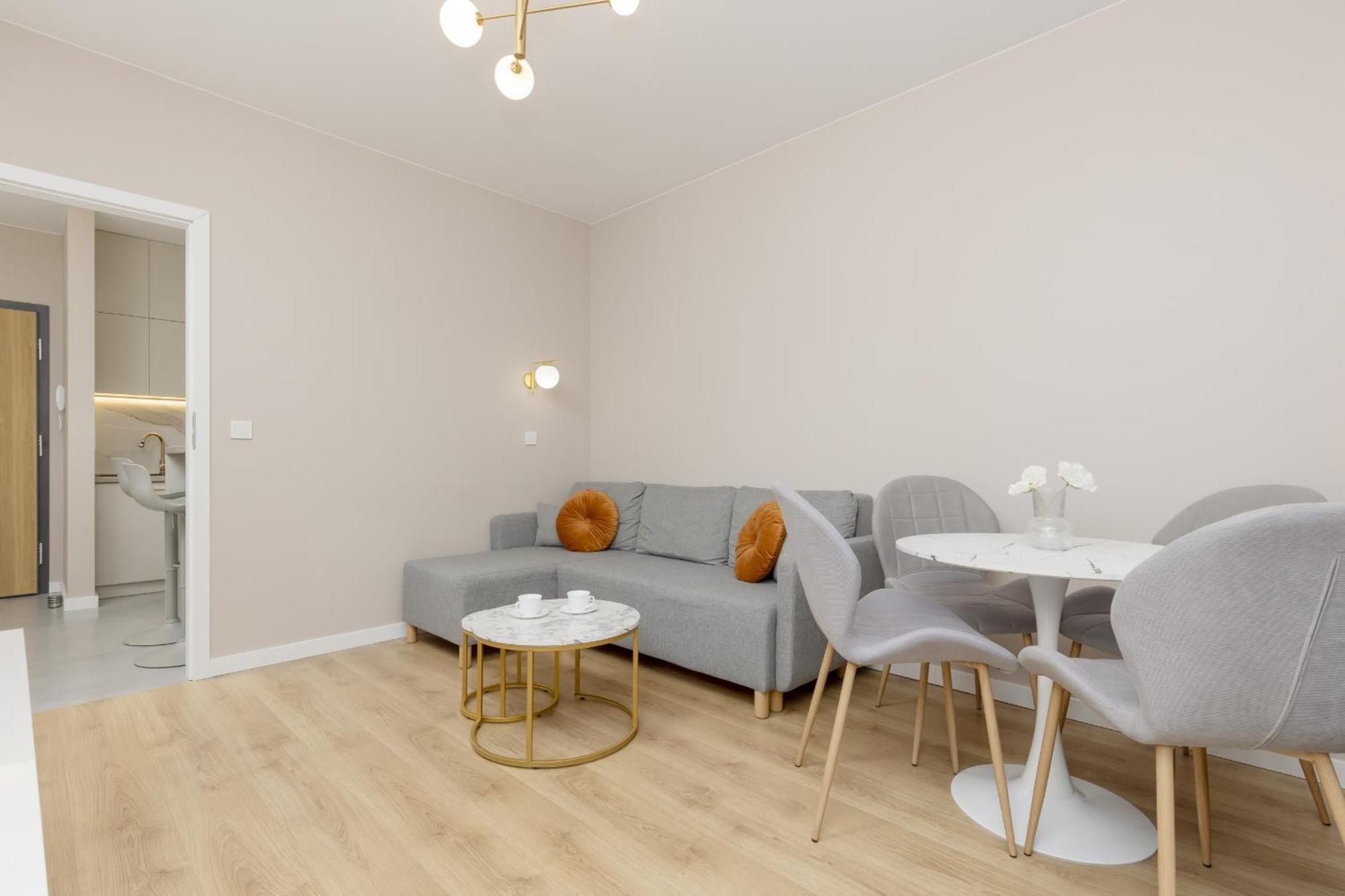 White & Gold Marble Fabryczna By Renters Apartment Lodz (Lodz)