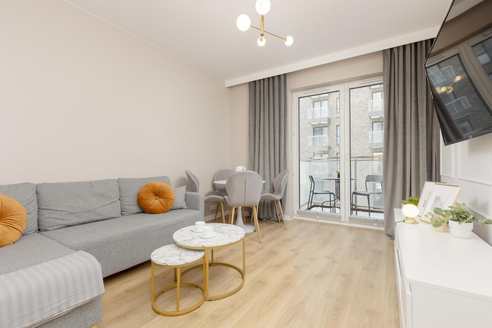White & Gold Marble Fabryczna By Renters * Lodz (Lodz)